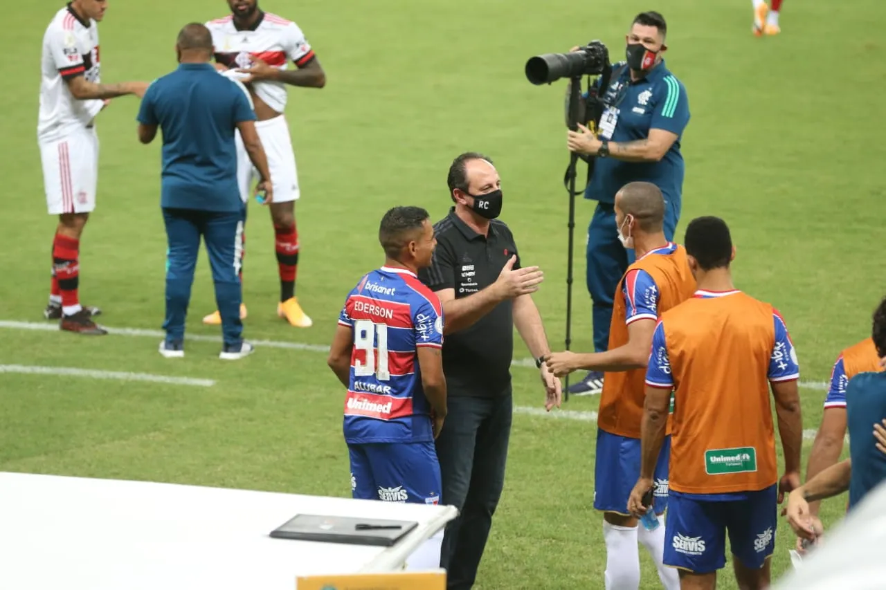Rogério Ceni cumprimentou jogadores e funcionários do Fortaleza no jogo pelo Brasileirão 2020