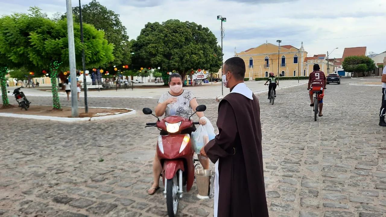 População chegou para bênçãos em diversos veículos