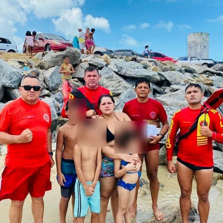 Cinco pessoas de uma mesma família são resgatadas de afogamento na Praia da Leste-Oeste