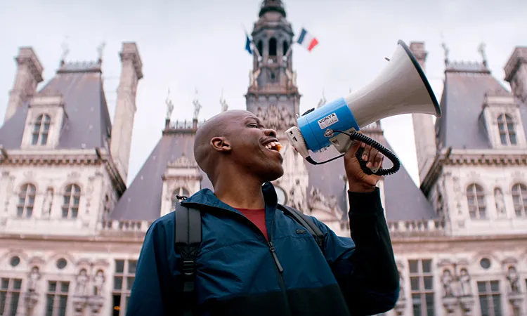 O longa “Sou Francês e Preto” (Tout Simplement Noir), de Jean-Pascal Zadi e John Wax, somou mais de um milhão de espectadores na França após a reabertura dos cinemas