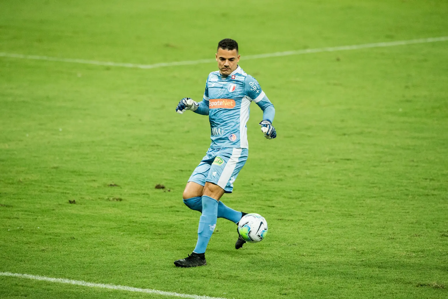 Goleiro Felipe Alves domina passe com os pés