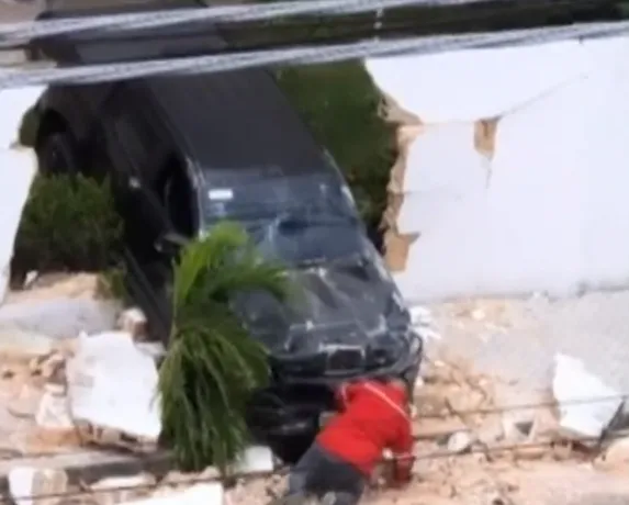 O motorista não sofreu ferimentos e esta na casa de familiares