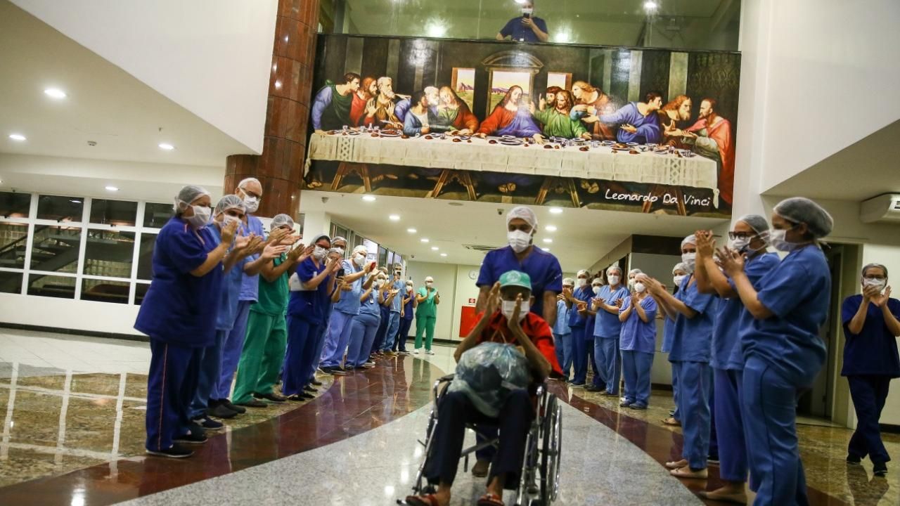 Idoso recebendo alta em Hospital do Ceará