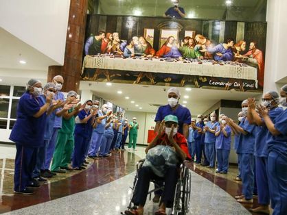 Idoso recebendo alta em Hospital do Ceará