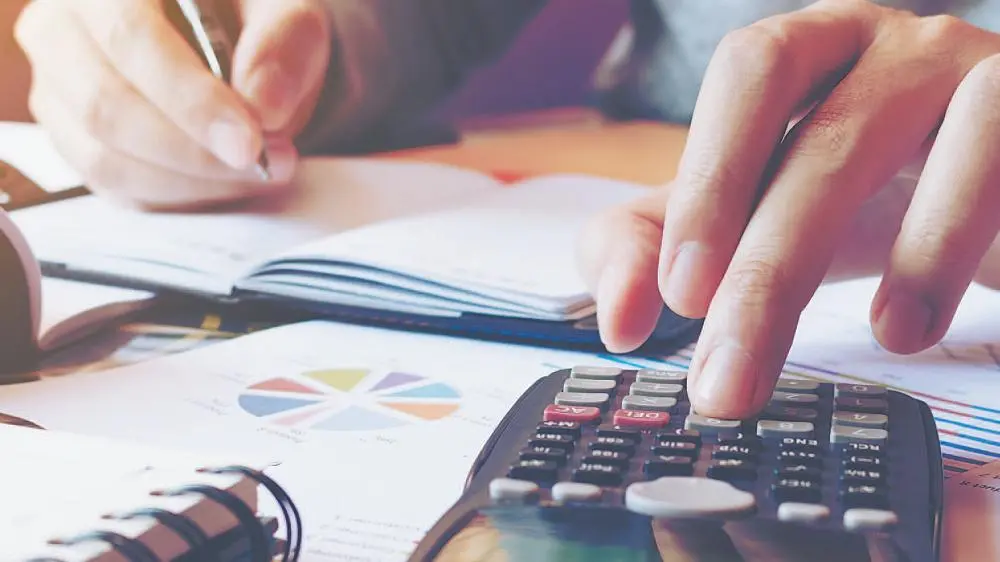 Esta é uma imagem de uma pessoa se planejando financeiramente