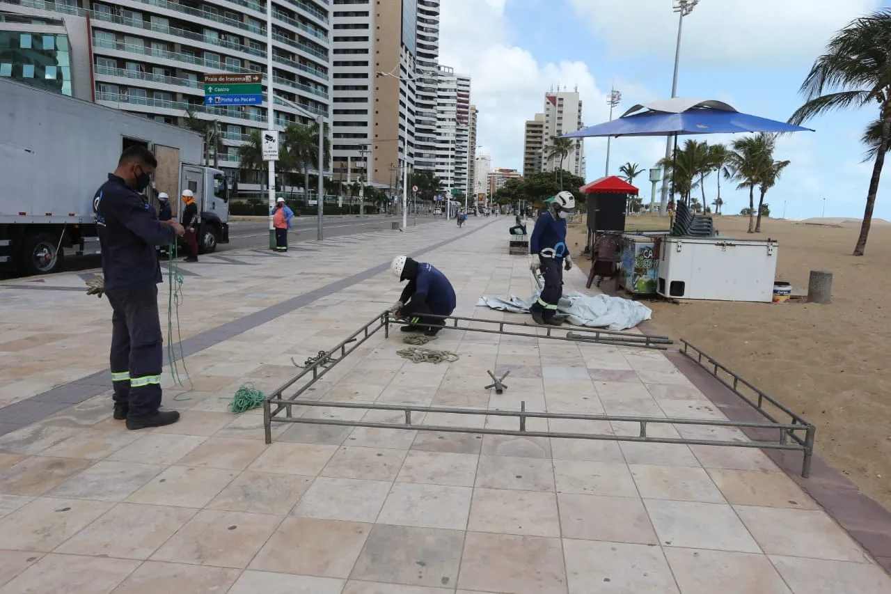 Grades para restringir o acesso à Praia de Iracema começaram a ser instaladas nesta quarta-feira (30)
