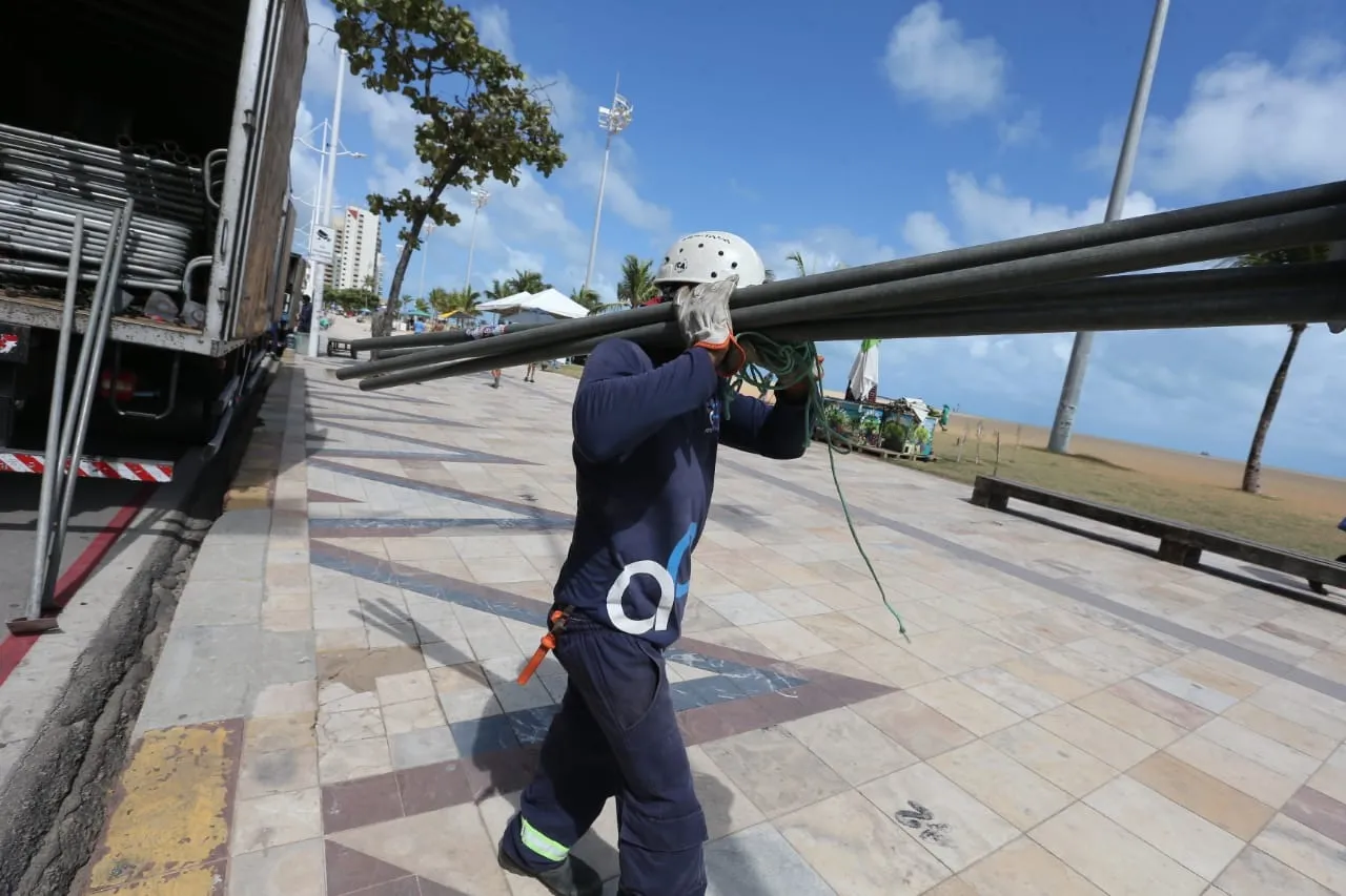 Equipamentos para bloqueio começaram a ser montados no aterro