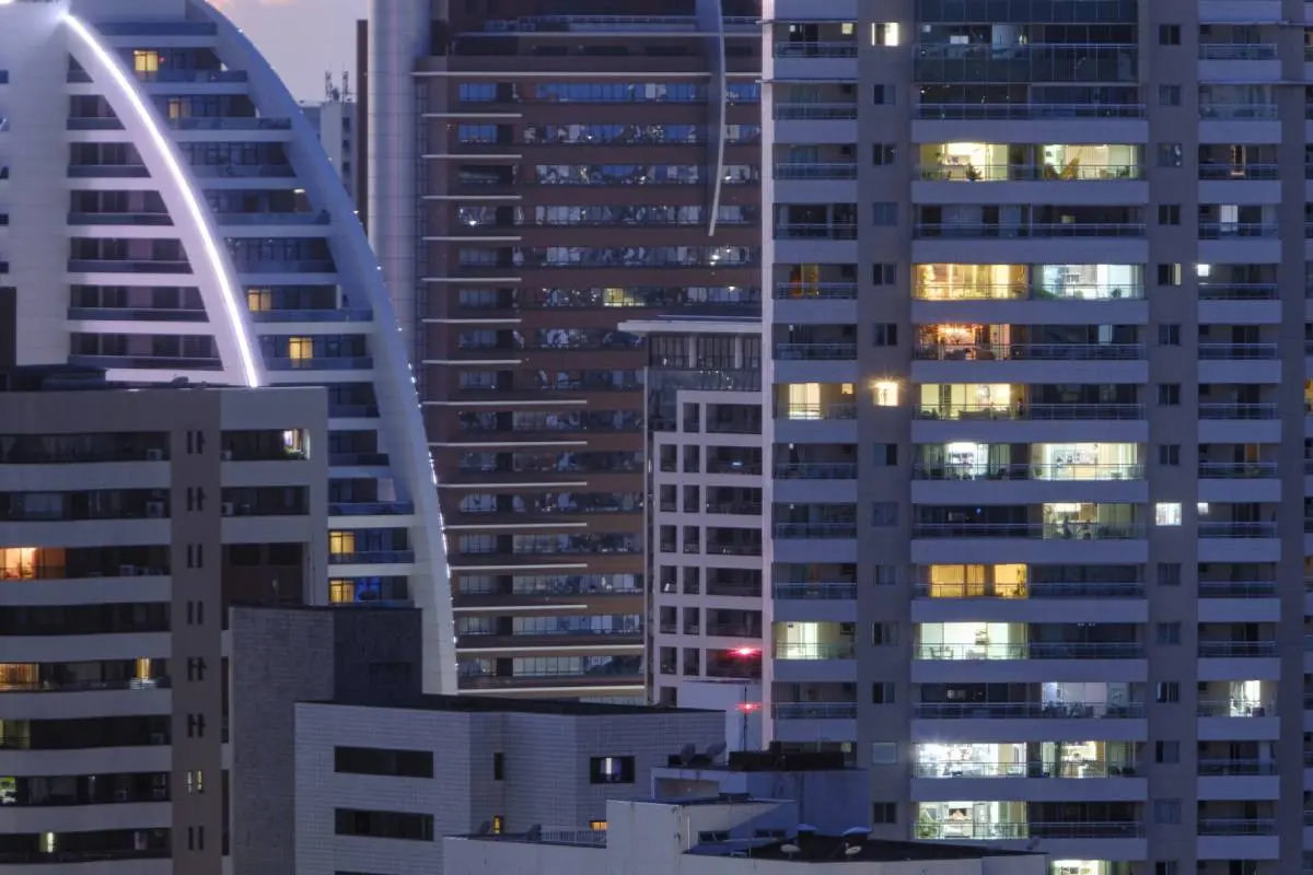 Ao mesmo tempo em que tem a obrigação de administrar o condomínio como um todo, o síndico também deve respeitar o direito de propriedade de cada um dos condôminos