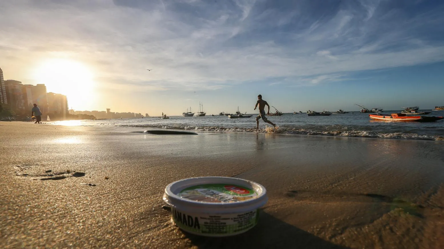 Nas praias de Fortaleza, a maioria dos detritos de tamanho pequeno são cotonetes, palitos de pirulito e pontas de cigarros, como detalha pesquisa da Universidade Federal do Ceará publicada em uma revista internacional