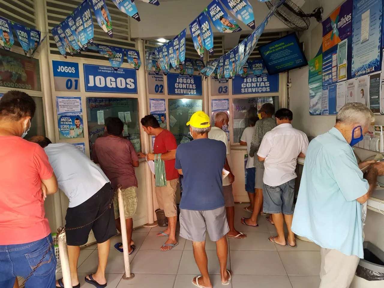 Lotéricas em Fortaleza tiveram movimentação intensa e fila de apostadores na manhã desta quinta-feira (31).