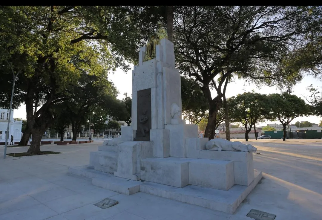Estátua de José de Alencar foi revitalizada com adequação do espaço