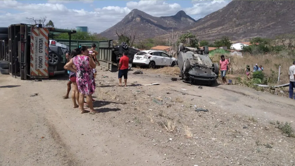 O acidente ocorreu na manhã desta sexta-feira (1°) no km 128 da BR-222