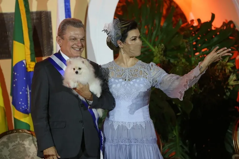Primeira-dama Natália Herculano e a cadelinha Marrion estiveram presentes na solenidade