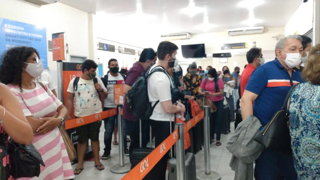 Dezenas de passageiros aguardam no saguão do aeroporto de Juazeiro após voo ser cancelado.