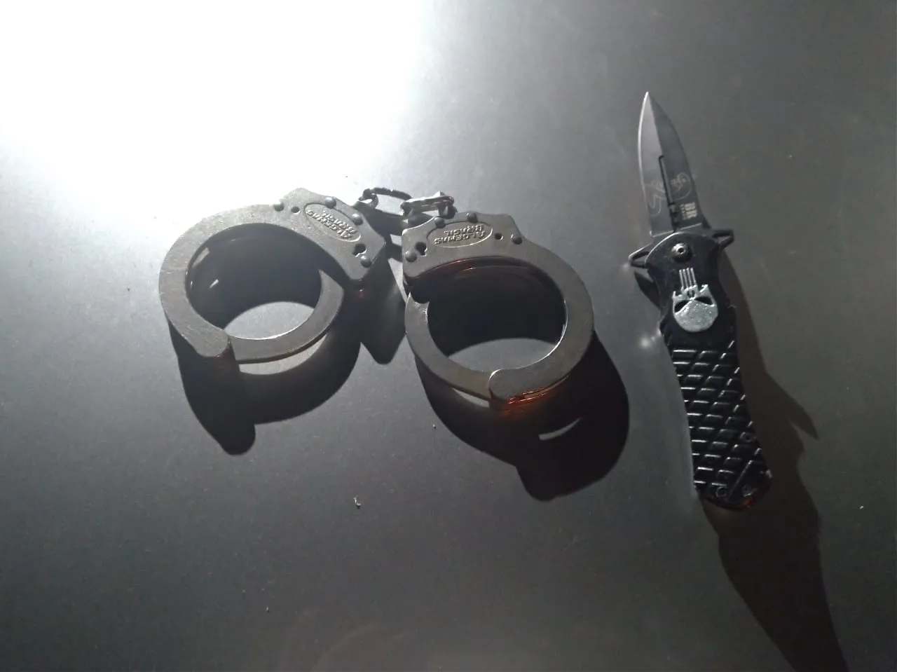 Algema e punhal estavam dentro da caminhonete que também tinha paredão de som