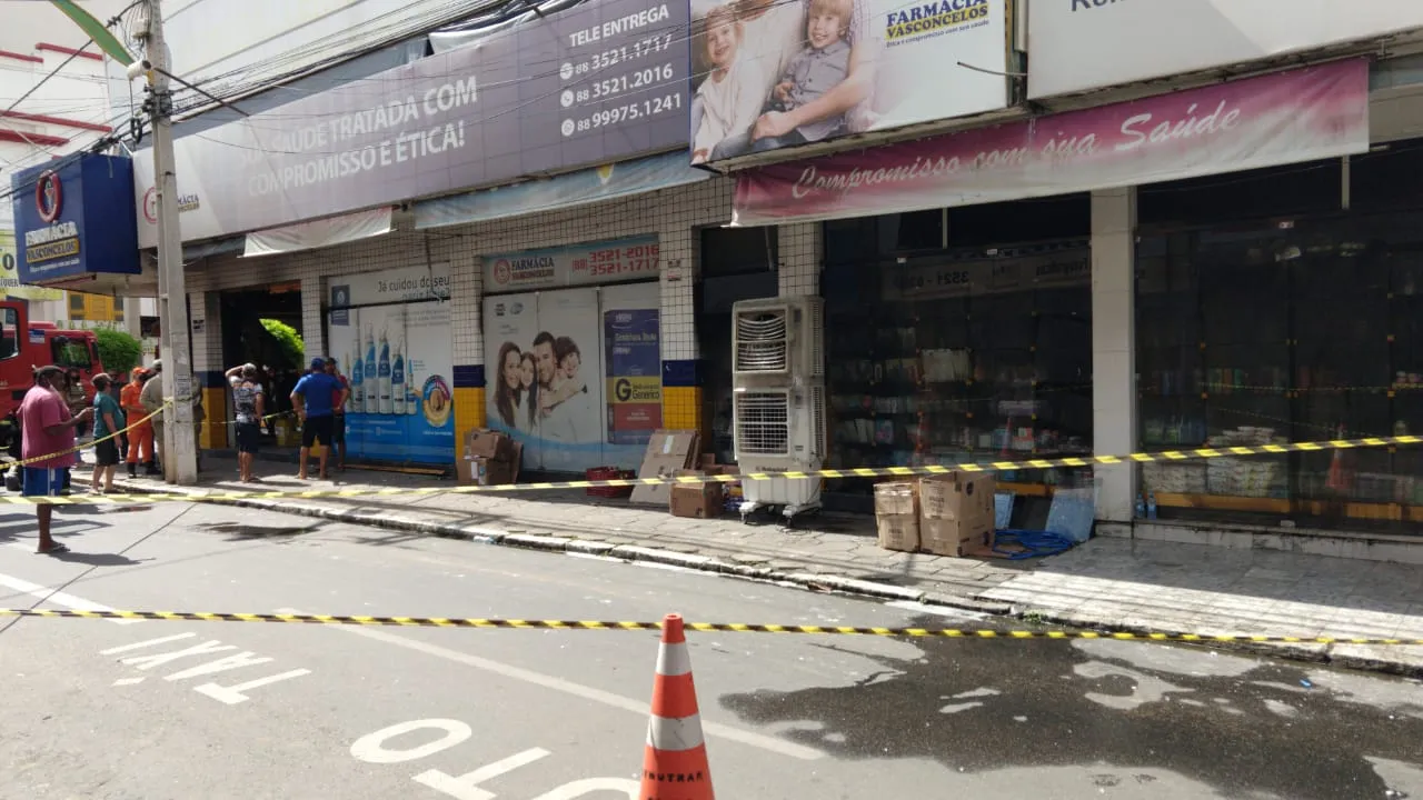 Demutran interditou parte da rua Barbara de Alencar, no Centro do Crato, por conta de risco de desabamento do teto de uma farmácia atingida pelo fogo.