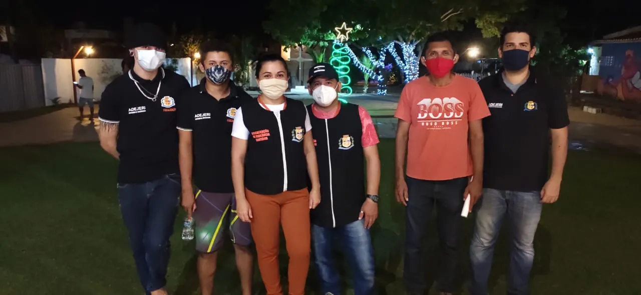 Agentes da Secretaria de Saúde de Jijoca de Jericoacoara realizam a fiscalização intensiva no local para multar e interditar estabelecimentos que geravam aglomeração