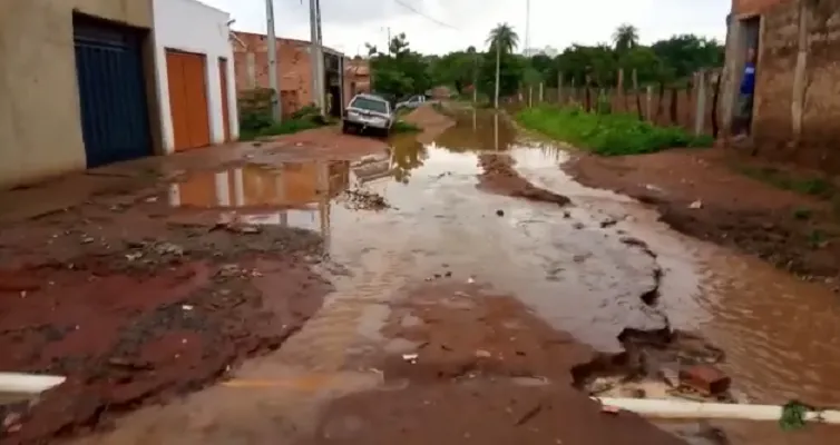O morador afirmou que ele e outros populares vão se reunir e ir até a prefeitura para pedir ações de infraestrutura no bairro