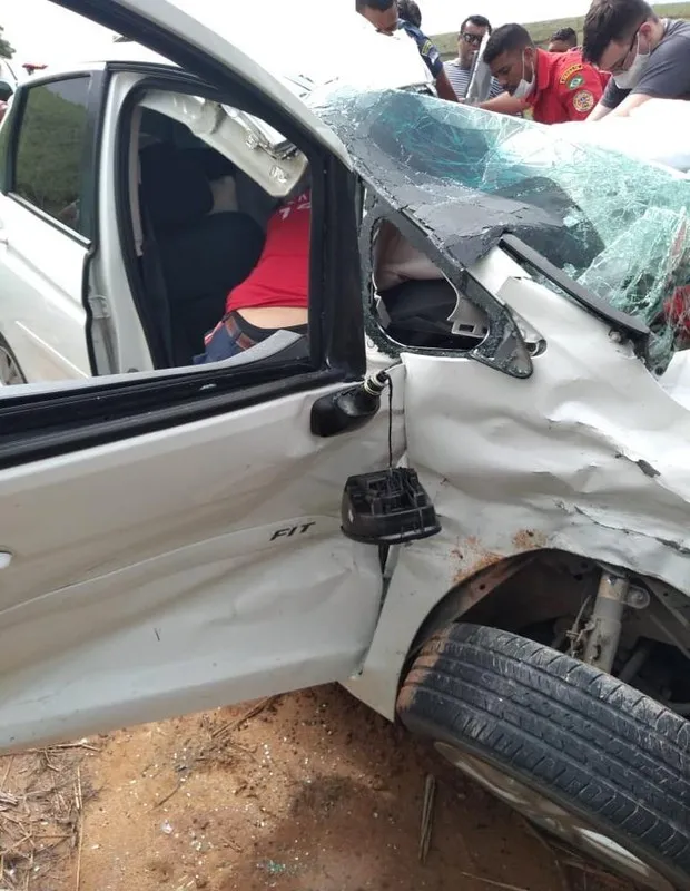 Cantora Amanda Wanessa sofre acidente de carro em Perbambuco