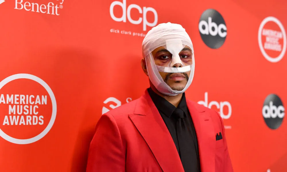 The Weeknd se apresentou com o rosto enfaixado no American Music Awards 2020