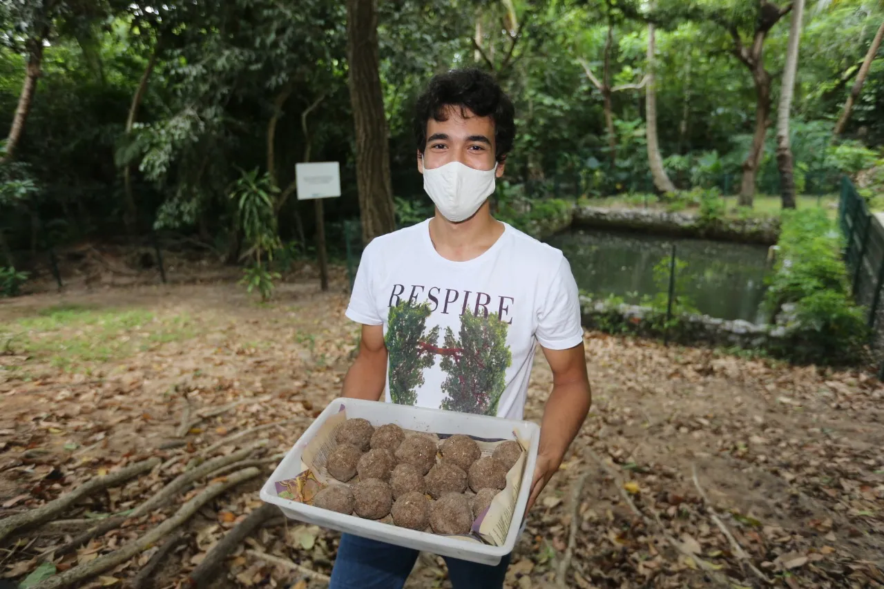 O estudante de geologia da Universidade Federal do Ceará, Lucas Magalhães (24), apresentou a técnica durante o seu estágio obrigatório no Parque do Cocó