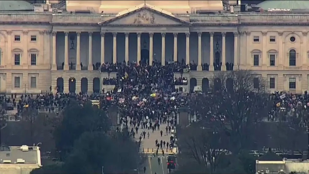 Manifestantes invadiram o Capitólio