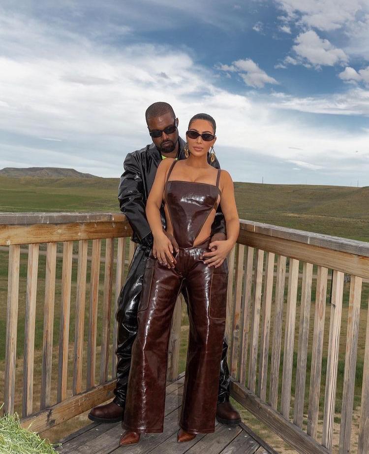 Esta é uma imagem de Kim Kardashian e Kanye West
