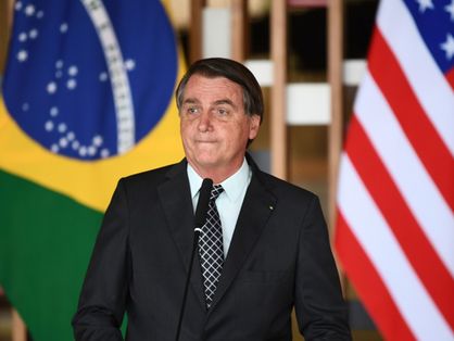 presidente bolsonaro com bandeiras do brasil e dos EUA