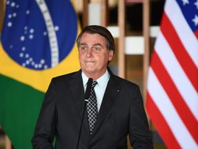 presidente bolsonaro com bandeiras do brasil e dos EUA