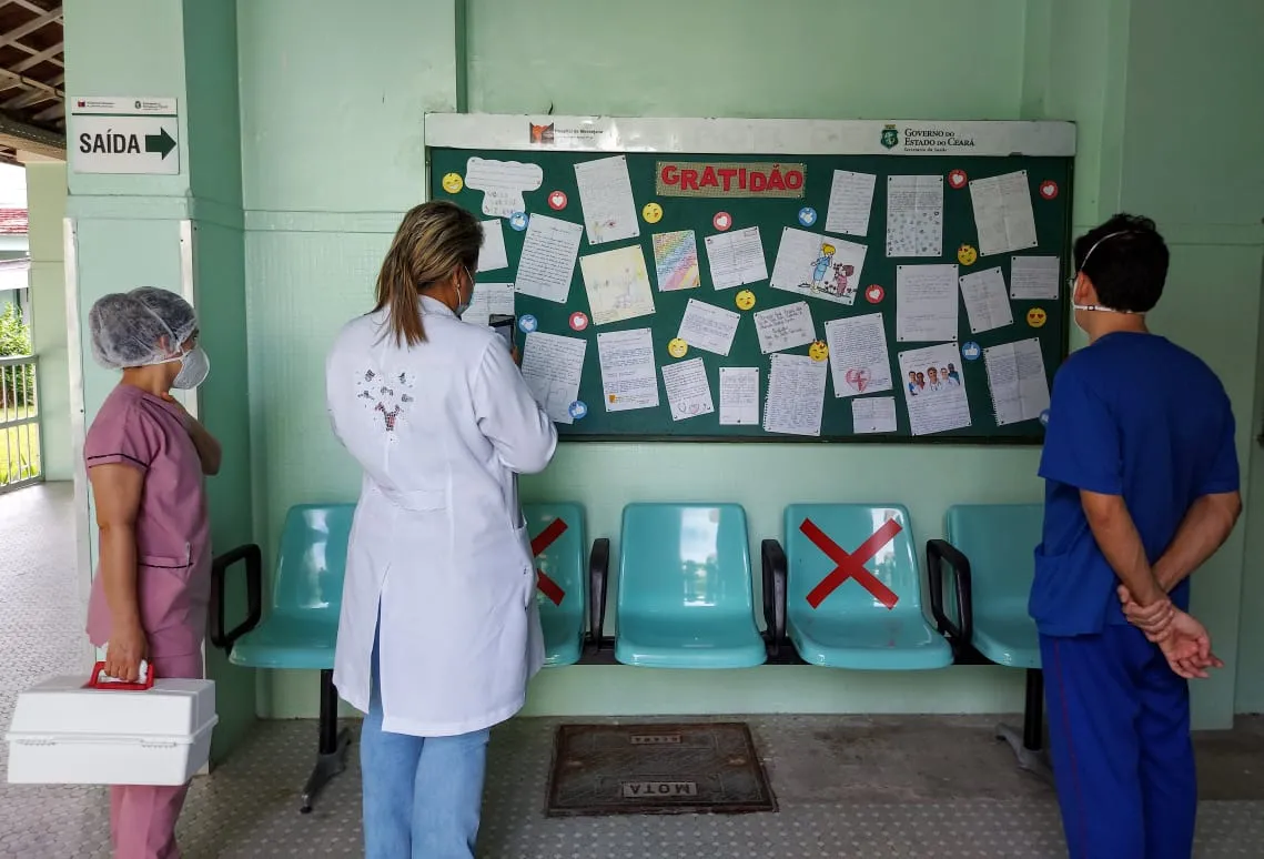 O painel de cartas está montado no hall principal da unidade e a previsão é que fique exposto até o fim do mês de janeiro