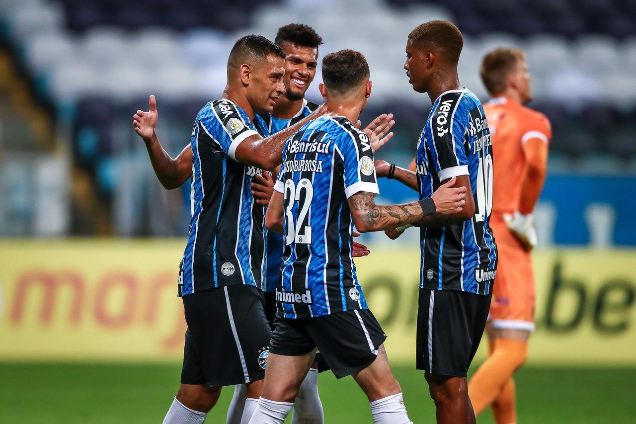 Três jogadores do Grêmio estão pendurados para jogo contra o Fortaleza