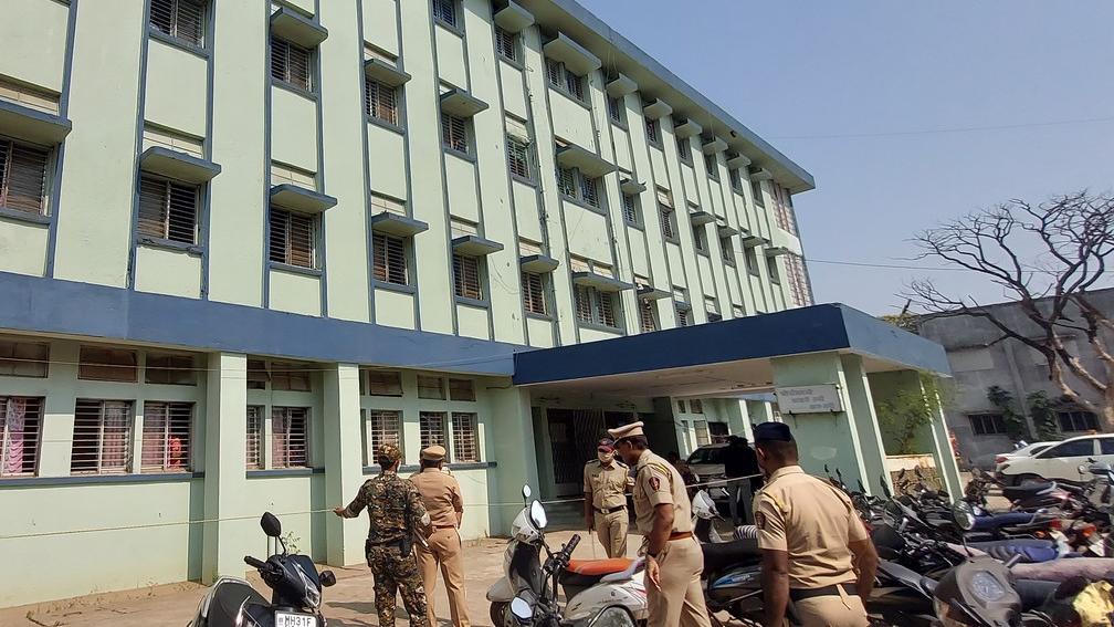 Esta é uma imagem de um hospital que pegou fogo na Índia