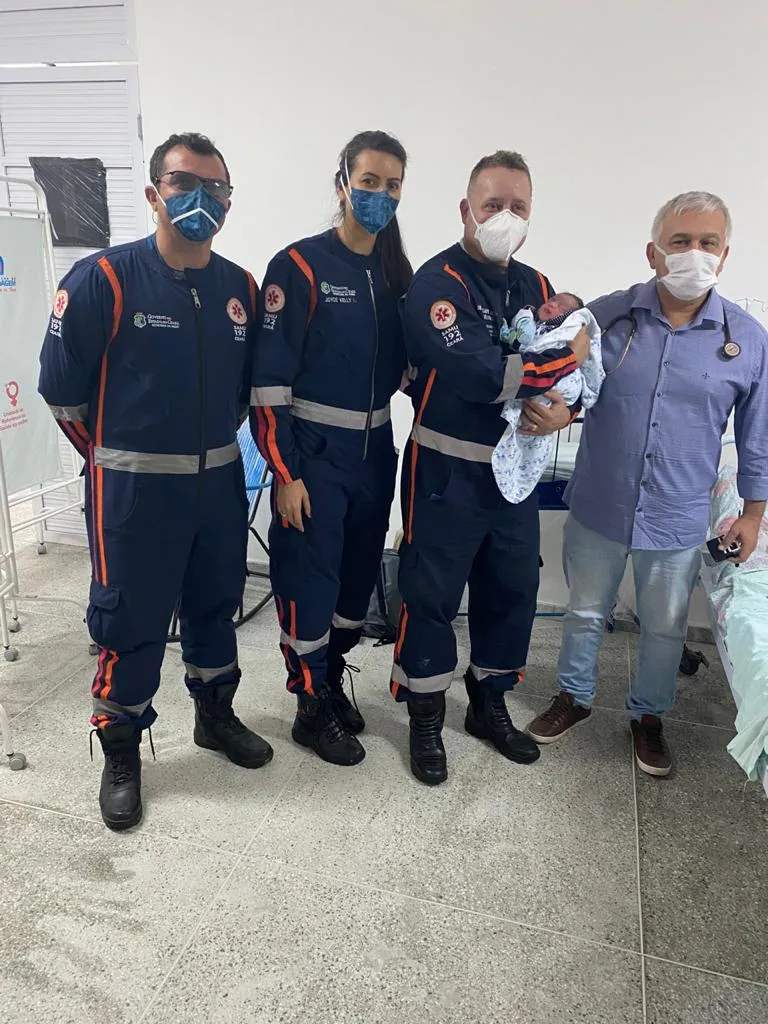 Equipe do Samu com bebê nascido na rodovia