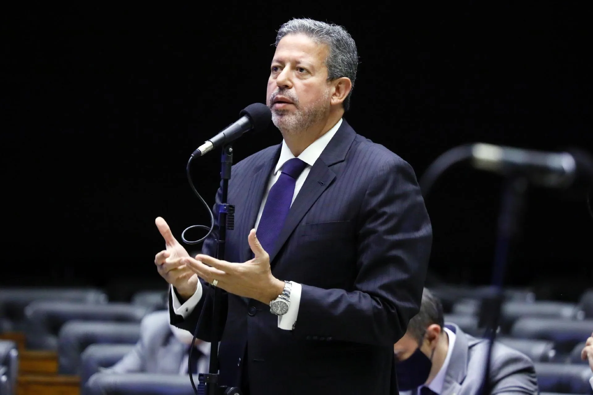 Arthur Lira e Baleia Rossi disputam a presidência da Câmara, por onde devem passar pautas de grande relevância para a economia neste ano