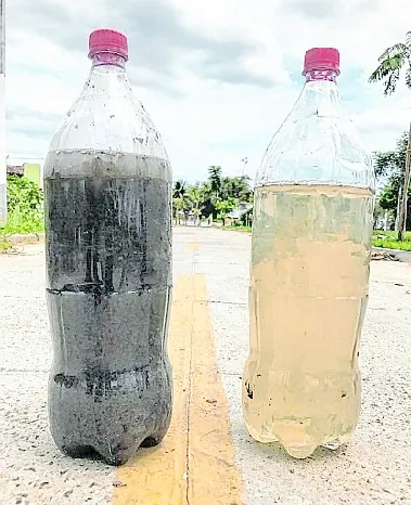 A água no ponto de captação onde se inicia o jardim biofiltrante possui forte odor e tem coloração escura. Ao final, ela sai inodora e transparente