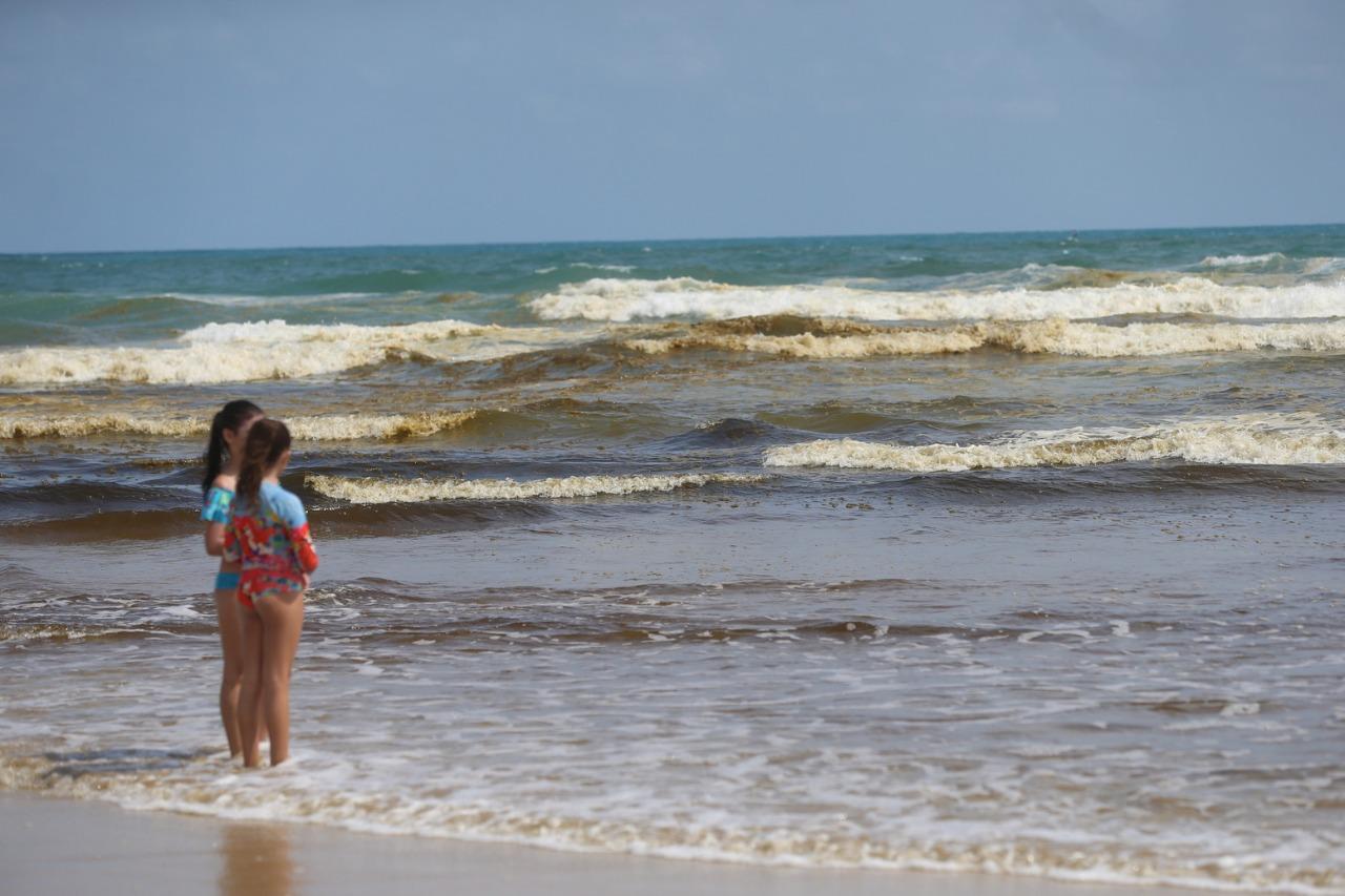 Segundo a Semace, as chuvas facilitam a presença de algas na superfície