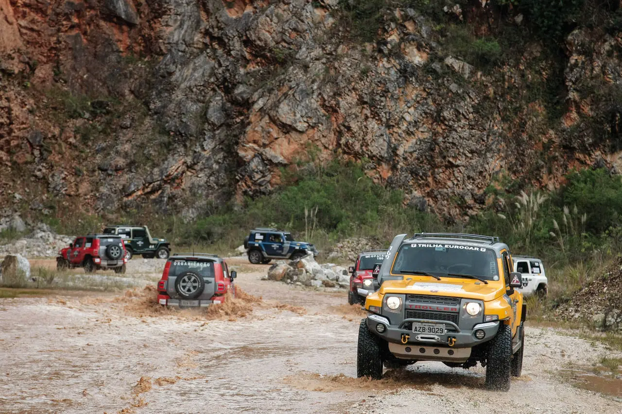 Carros da Troller fazem trilha