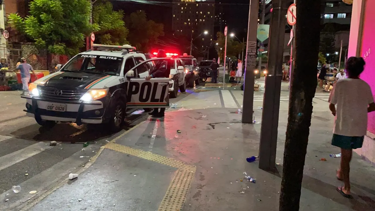 A PMCE foi ao local para dispersar pessoas que se encontravam aglomeradas e encerrar eventos que aconteciam no local