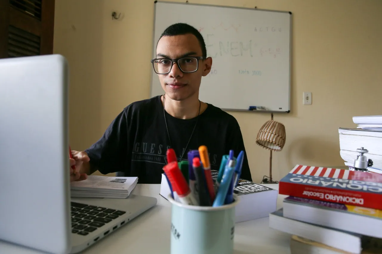 Gustavo sugere diálogo com professores para melhorar o texto.