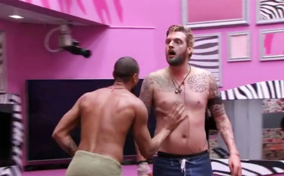 Esta é uma imagem da briga entre Cássio e Marcelo BBB14