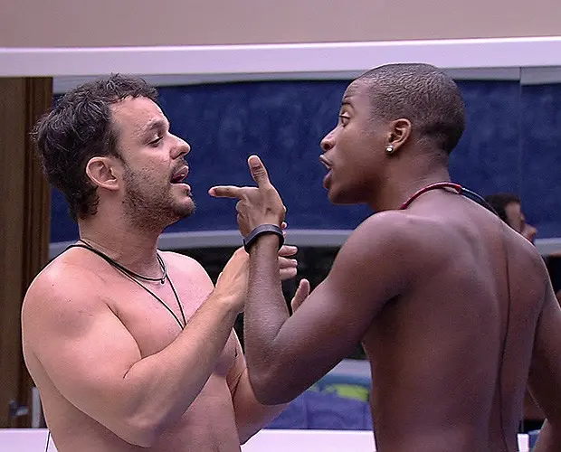 Esta é uma imagem da briga entre Luan e Adrilles