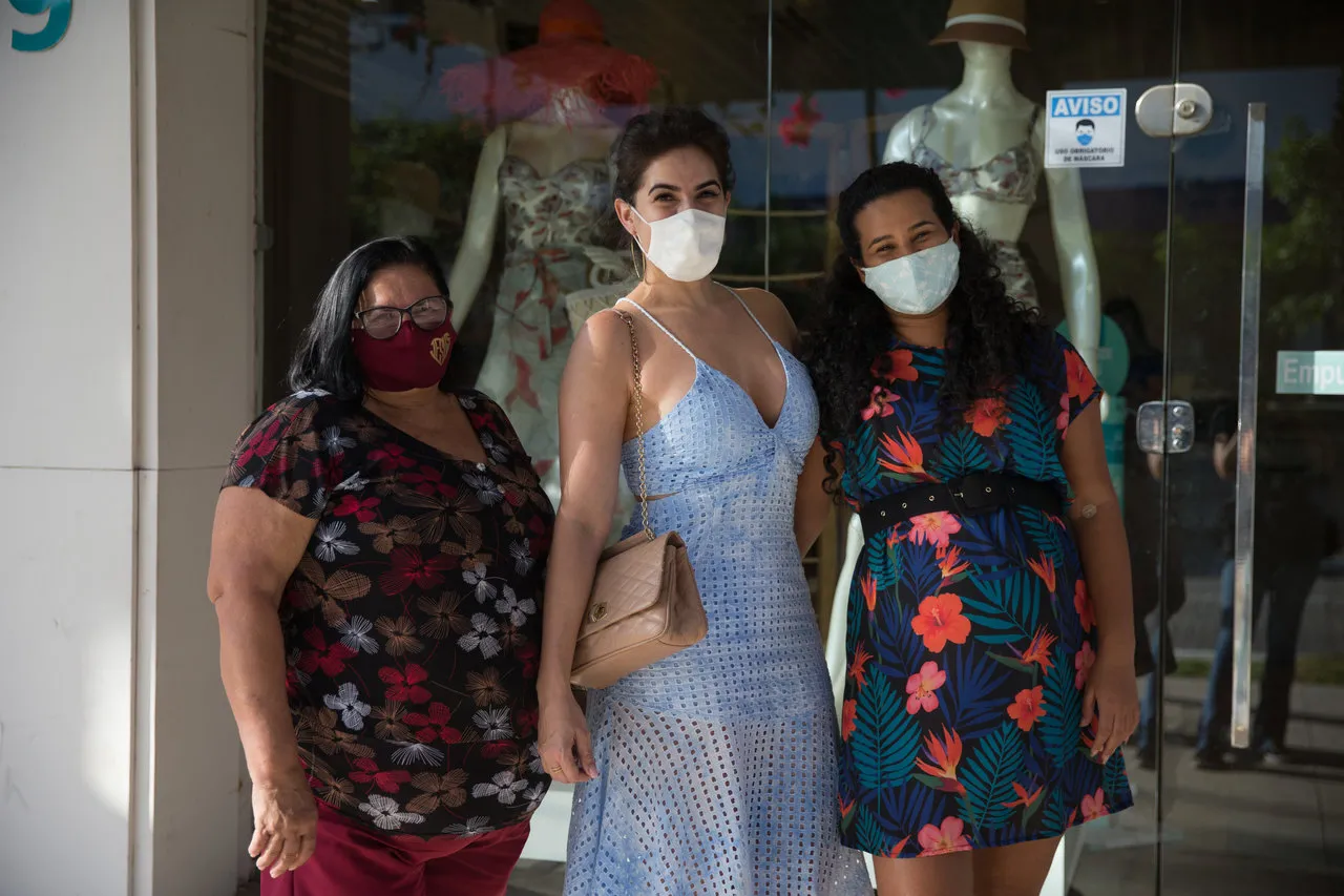 Com a queda na movimentação de clientes nos últimos anos na Avenida Monsenhor Tabosa, o número de lojas disponíveis para aluguel aumentou. Na foto, Cleurismar Rodrigues, Kenátia Paula e Hozana Lima.