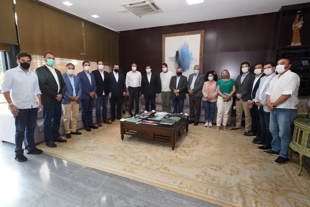 Camilo Santana com Baleia Rossi e deputados