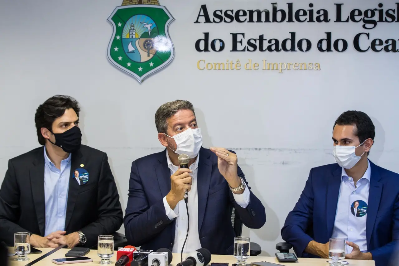Arthur Lira em campanha pela presidência da câmara dá coletiva na AL