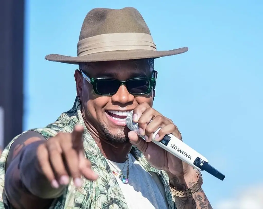 Cantor usa diferentes tênis coloridos em apresentações por todo o Brasil