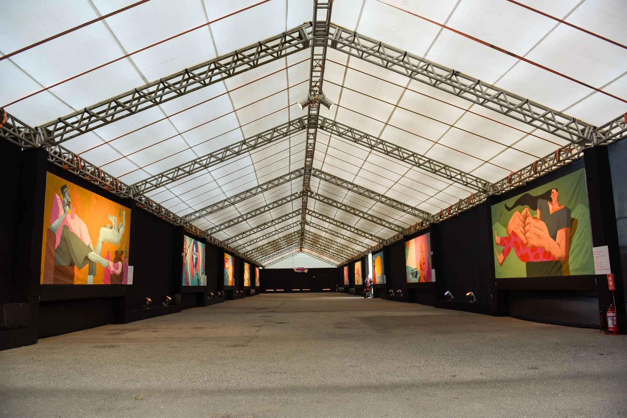 Exposição acontece em formato drive-thru para garantir o distanciamento social