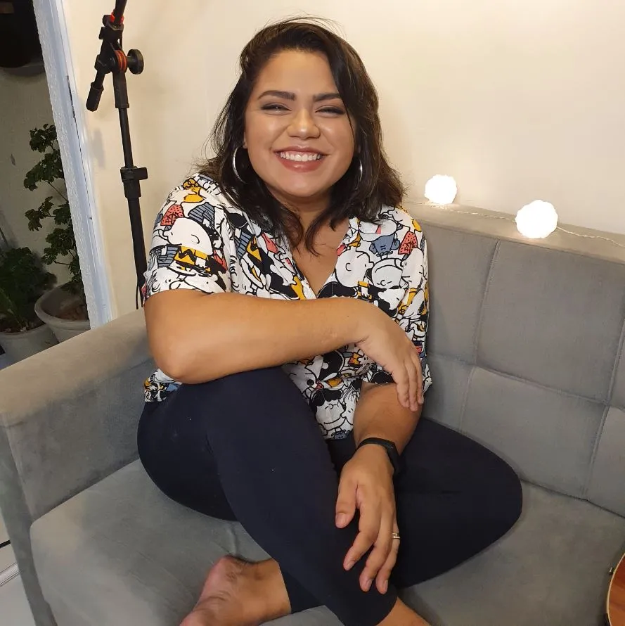 Lia decidiu se aprofundar na música após receber um convite para cantar em banda de baile