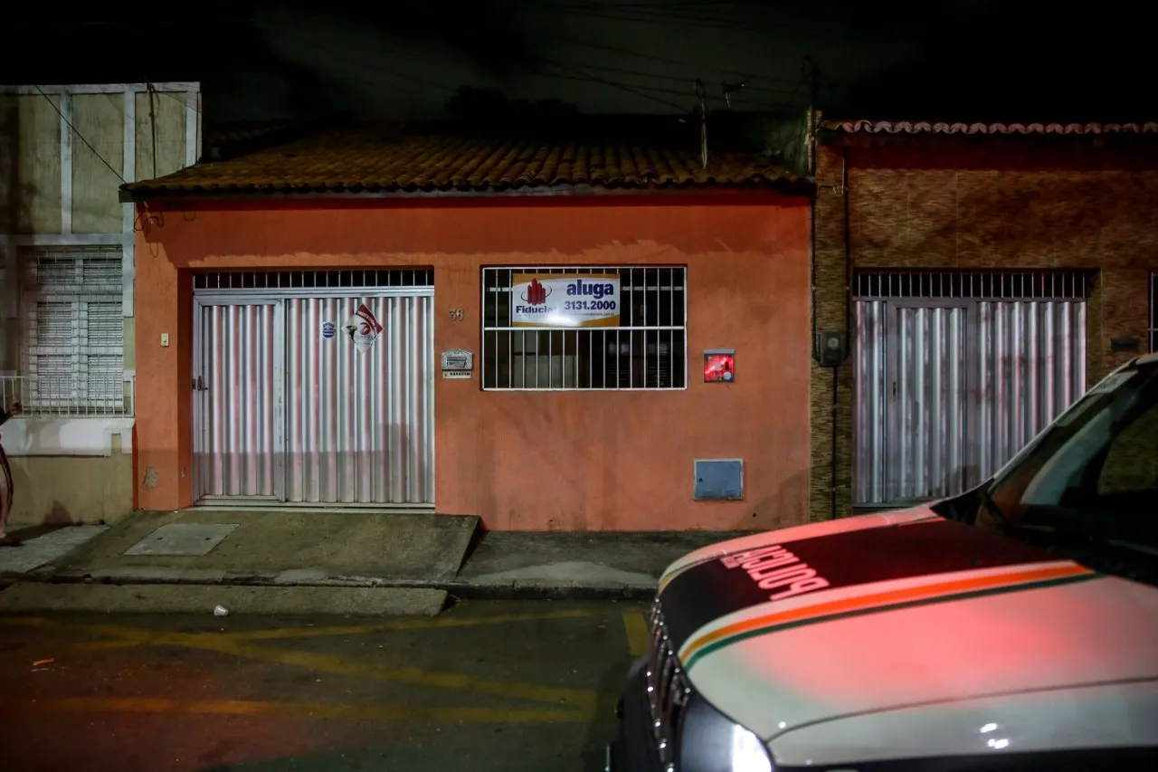 Placas de venda e aluguel de imóveis são comuns na região. Moradores relatam insegurança constante