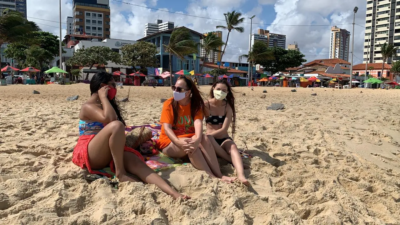 Esta é uma imagem de turistas de Brasília na Praia dos Crushs