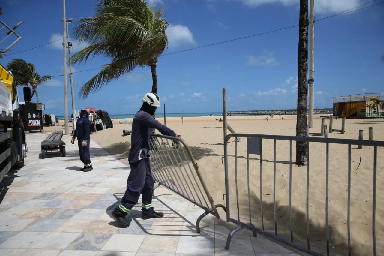 Estrutura similar foi montada na orla durante operação para coibir aglomeração no Réveillon